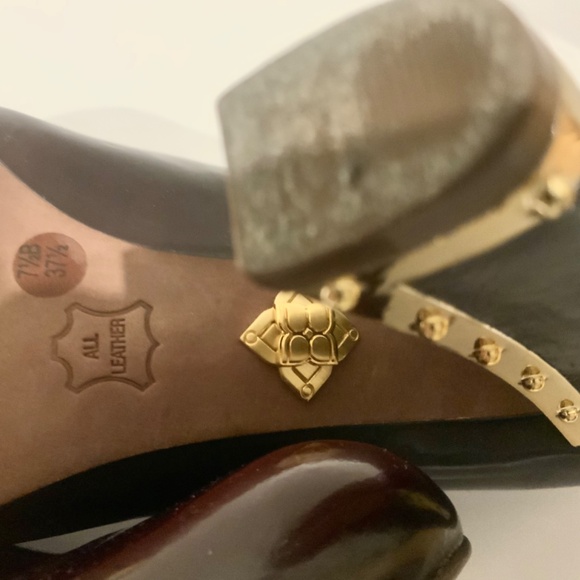 BCBGMaxazria Maroon Pump with high heel and gold detailing - Size 7.5 (37.5) - Picture 3 of 5